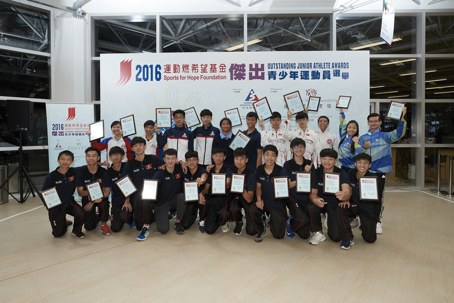 <p>The attending award winners of the Sports for Hope Foundation Outstanding Junior Athlete for the 3<sup>rd</sup> quarter of 2016 include: (from left, back row) Lui Hiu-lam and Chan Sin-yuk (squash), Tam Yun-fung and Cheung Ka-wai (billiard sports), Mak Cheuk-wing and Leung Pui-hei (windsurfing), Lee Chak-him (roller sports).&nbsp; The recipients of the Certificate of Merit are (from right, back row) Sin Kam-ho and Jerry Lee (dance sports), Chau Ka-him (Karatedo), and (front row) 12 young players of the Hong Kong Boys&rsquo; Youth Volleyball Team.</p>
