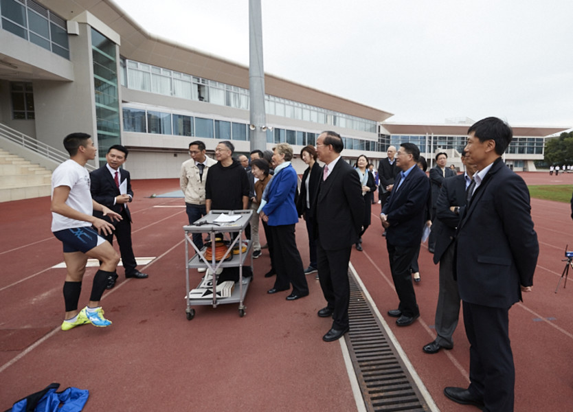 <p>Athletics athlete Chan Ming-tai (left) shares his training matters with the Members.</p>

