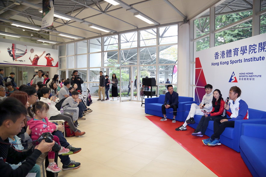 <p>(From right) Tenpin bowler Wu Siu-hong, gymnast Wong Hiu-ying and fencer Cheung Siu-lun shared with the audience about their successful stories and how did their family support them when they are elite athlete.</p>
