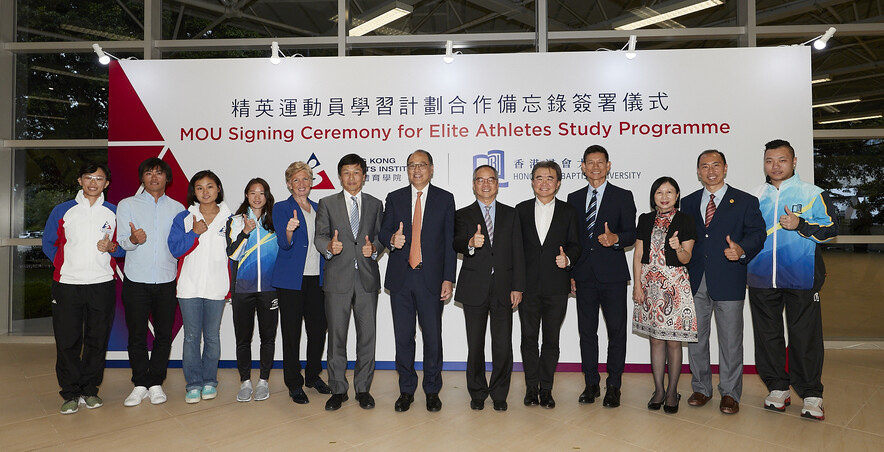 <p>The guests take a group photo to mark the beginning of the cooperation.</p>
