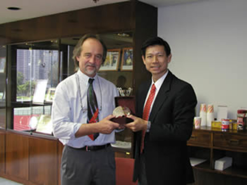 <p>署理行政总裁锺伯光博士欢迎Hennie Fick先生（左）到访体院。</p>
