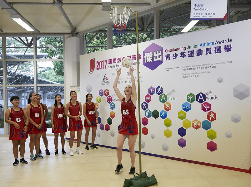 <p>颁奖典礼上，得奖队伍香港21岁以下青少年投球代表队示范投球技巧。</p>
