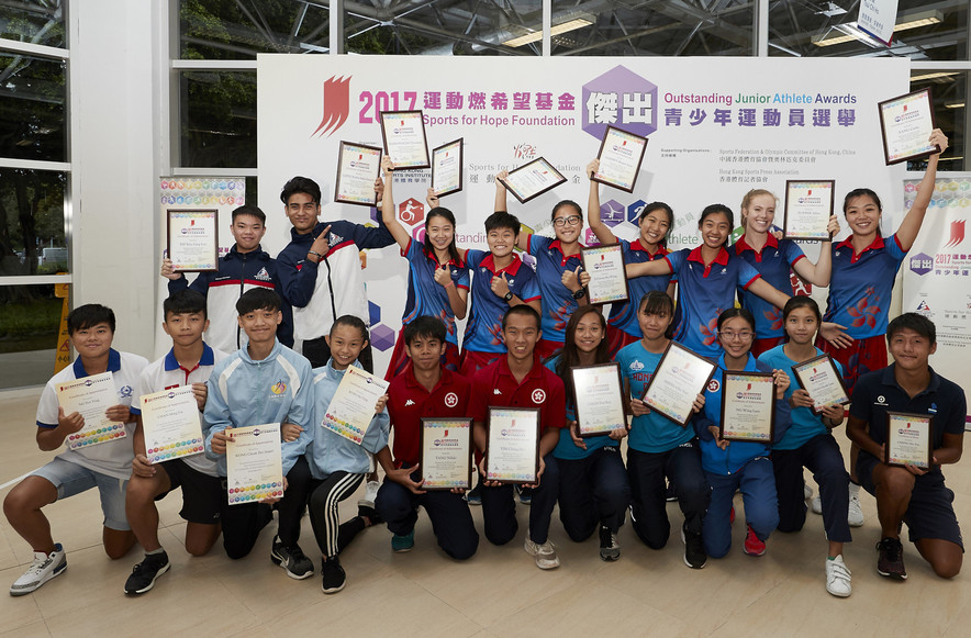 <p>The winners of the Sports for Hope Foundation Outstanding Junior Athlete Awards of 2<sup>nd</sup> quarter 2017 include: (from left, back row) Yip Kin-ling and Robbie James Joaquin Capito (Billiard Sports), the Hong Kong National U21s Netball Team, (from 3<sup>rd</sup> right, front row) Ng Wing-lam (Table Tennis), Shing Cho-yan and Chan Pui-kei (Athletics), Yim Ching-hei and Nikki Tang (Athletics &ndash; Hong Kong Sports Association for Persons with Intellectual Disability). The recipients of the Certificate of Merit are Cheng Ho-yin (Windsurfing) (1<sup>st</sup> right, front row) and Chan Cheuk-lam (Gymnastics) (2<sup>nd</sup> right, front row). Meanwhile, (from left, front row) Ng Hoi-ying and Chan Ming-fai (Canoe) and Wong Cheuk-hei and Wong Hei-tung (Dancesport) were presented the Certificate of Appreciation.</p>
