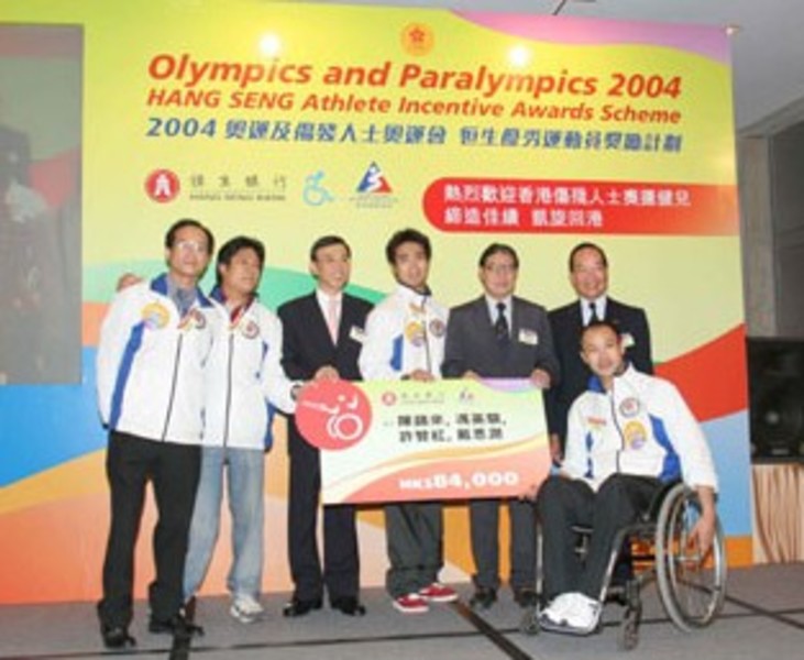 <p>男子佩剑队成员（左起：戴恩润、陈锦来、冯英骐及许赞红）获颁港币8万4千元作为对他们夺金的奬励。</p>
