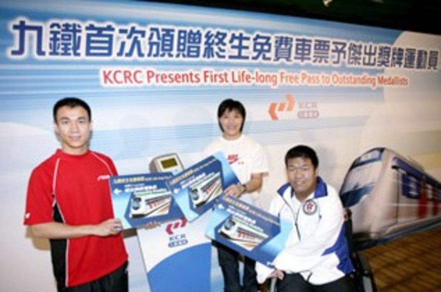 <p>李静（左）、余翠怡（中）、梁育荣（右）接过「终身免费」车票立即启用。</p>
