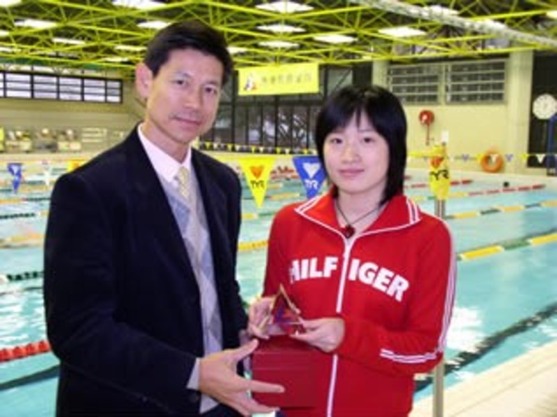 <p>雅典奥运女子百米蛙泳金牌得主罗雪娟感谢张东亚教练八年多的指导与关怀。图为罗于本月初到访香港体育学院（体院），接受香港体育学院署理院长颁赠纪念品。</p>
