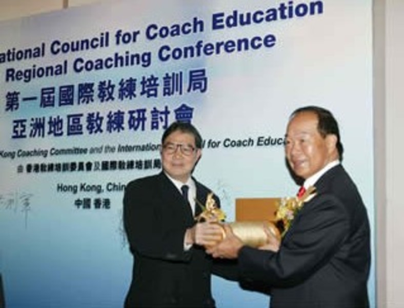 <p>（左起）中國香港體育協會塈奧林匹克委員會會長霍震霆先生及香港體育學院主席許晉奎先生主持第一屆國際教練培訓局亞洲地區教練研討會開幕禮。</p>
