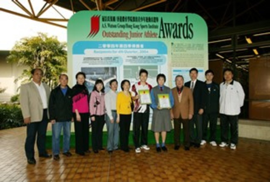 <p>Guests show support to Sze Hang-yu and Wong Wai-hong (the two youngers holding the certificates) at the presentation.</p>
