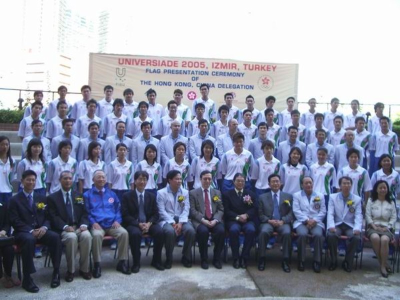 <p>2005世界大学生运动会香港代表队与主礼嘉宾合照</p>
