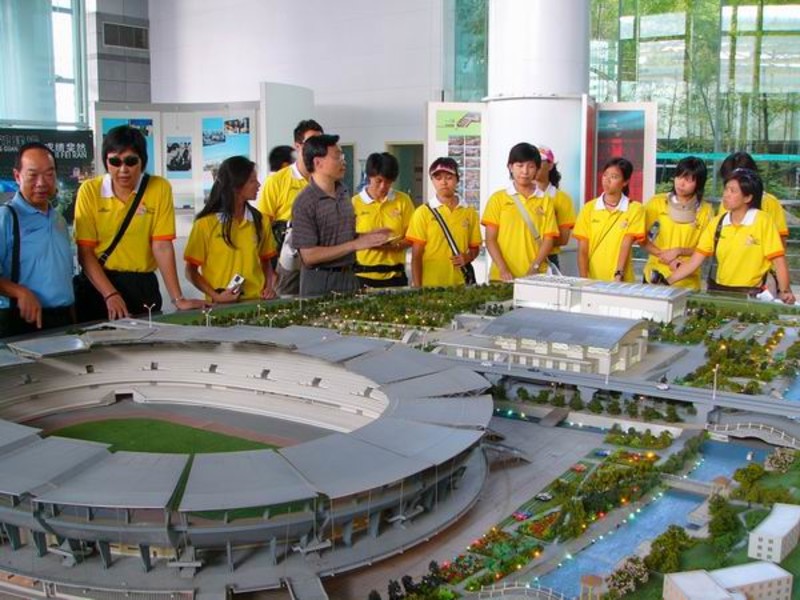 <p>运动精英2005南京考察团参观占地21万平方米的苏州市体育中心内的博物馆，馆内设置该体育中心的模型。</p>
