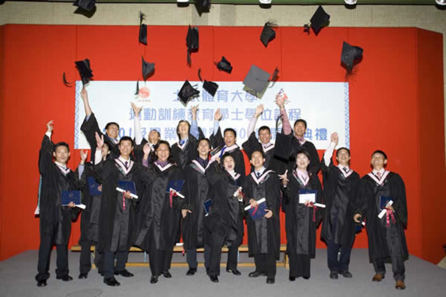 <p>一众学员在完成为期五年的北京体育大学运动训练教育学士学位课程后，喜获颁发毕业证书。</p>
