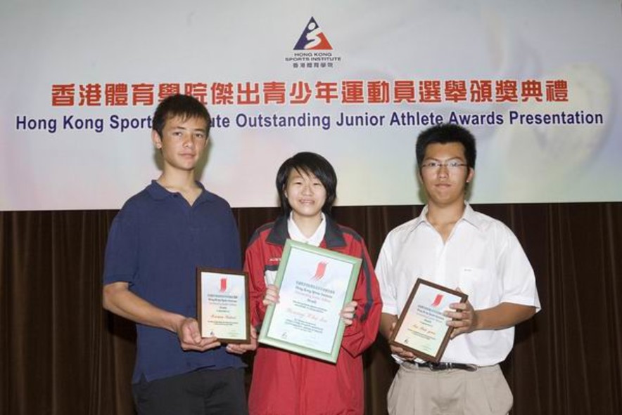 <p>乒乓球运动员杨赐嘉（中）荣膺二零零六年第四季「香港体育学院杰出青少年运动员」，而帆船运动员谢柏欣（右）和Isamu Sakai（左）则获颁嘉许状。</p>
