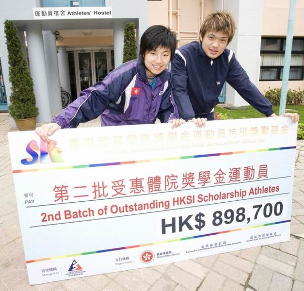 <p>羽毛球运动员叶姵延（左）及陈仁杰欣喜成为「香港体育学院奖学金运动员特别奖励基金」第二批受惠运动员。</p>
