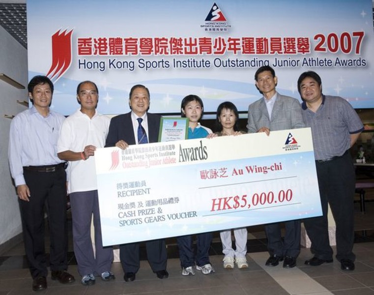 <p>Guests and coaches congratulate the Awards&#39; winner Au Wing-chi (centre). (From left) Karl Mak, Executive Director of Hong Kong Squash, Chu Hoi-kun, Executive Committee Chairman of the Hong Kong Sports Press Association, Hu Fa-kuang, Vice-President, Sports Federation &amp; Olympic Committee of Hong Kong, China, Au Wing-chi, Mrs Au, Dr Chung Pak-kwong (right), Chief Executive of the Hong Kong Sports Institute, and Tony Choi, Head Squash Coach of the Hong Kong Sports Institute.</p>
