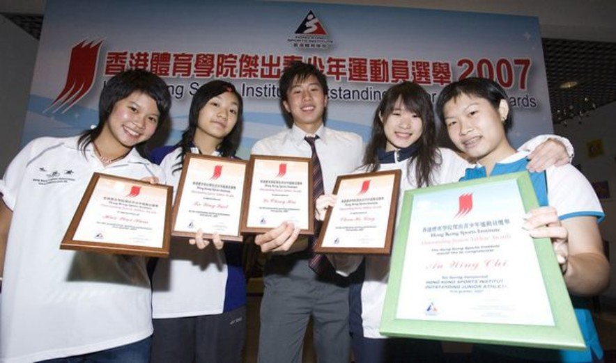 <p>杰出青少年运动员选举得奖者欧咏芝（右）与获颁嘉许状的运动员合照，包括（左起）三项铁人许炜森、羽毛球运动员谢影雪、三项铁人劳证显和壁球运动员陈浩铃。</p>
