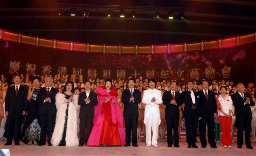 <p>文藝晚會：多位本港運動員獲邀參加香港回歸十周年大型文藝晚會的演出。</p>
