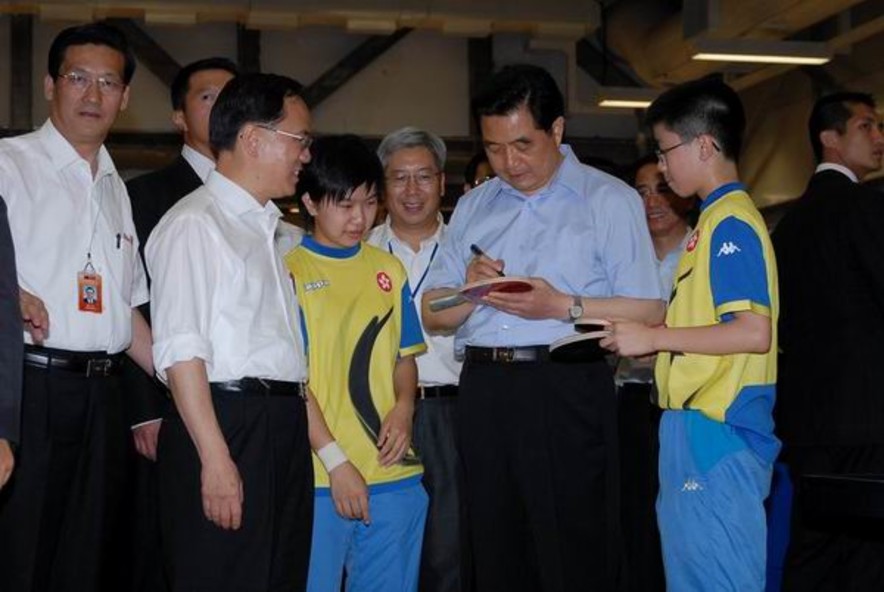 <p>President Hu autographed the paddles of table tennis athletes Chiu Chung-hei and Lee Ho-ching.</p>
