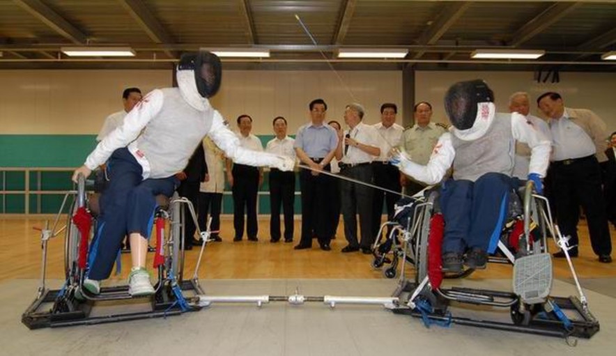<p>胡主席欣赏余翠怡和陈蕊庄的轮椅剑击示范。</p>

