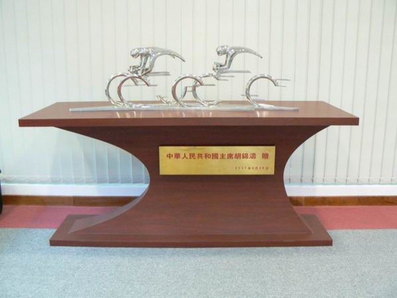 <p>President Hu presented a silver cyclist statue to the HKSI.</p>
