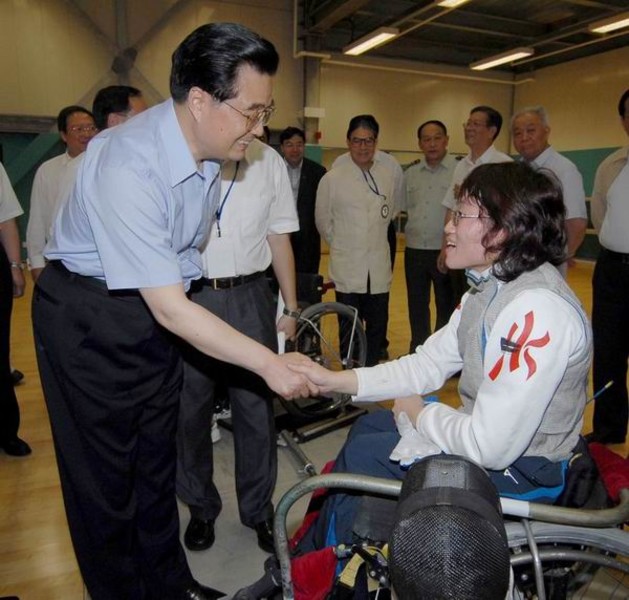 <p>國家主席胡錦濤勉勵香港輪椅劍擊運動員陳蕊莊續創佳績。</p>
