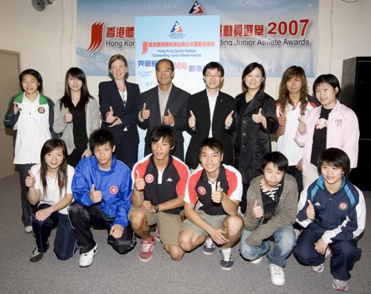 <p>Dr Trisha Leahy (3<sup>rd</sup> from left at back row) and Margaret Siu (3<sup>rd</sup> from right at back row), Chief Executive and Head of Coaching Support Services of the HKSI respectively, together with presenting guests Chu Hoi-kun (4<sup>th</sup> from left at back row), Executive Committee Chairman of the HKSPA and Tony Yue (4<sup>th</sup> from right at back row), Vice President of the SF&amp;OC, take a group photo with all winning athletes.</p>
