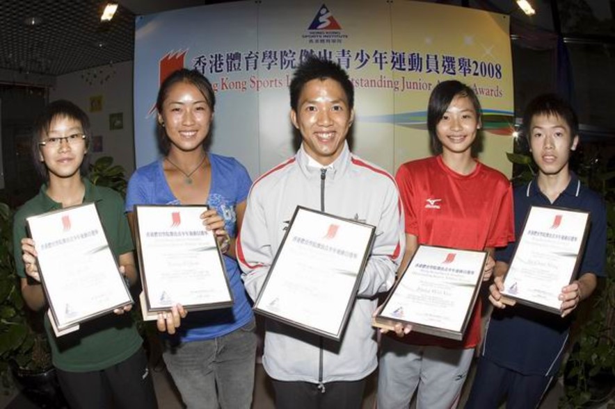<p>（左 起 ）何嘉宝（壁球）、杨子君（网球）、黎振浩和冯惠仪（田径）以及欧镇铭（壁球）荣膺二零零八年第二季香港体育学院杰出青少年运动员。</p>
