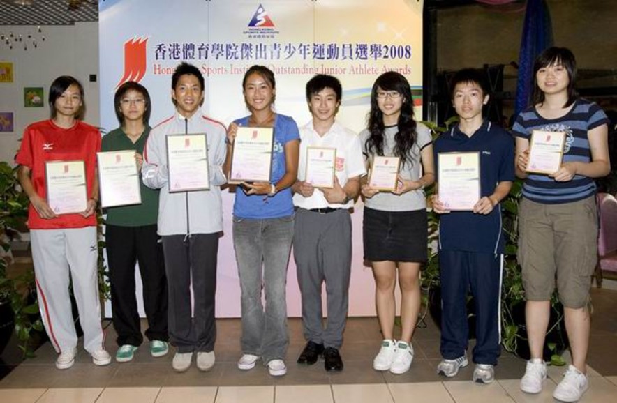 <p>Group photo of Award winners track &amp; field athletes Fung Wai-yee and Lai Chun-ho (1<sup>st</sup> and 3<sup>rd</sup> from left), squash players Au Chun-ming and Ho Ka-po (2<sup>nd</sup> from right and 2<sup>nd</sup> from left) and tennis player Yang Zijun (4<sup>th</sup> from left), as well as three awardees of certificate of merit fencers Cheung Sik-lui and Lam Hin-wai (1<sup>st</sup> and 3<sup>rd</sup> from right) and gymnast Shek Wai-hung (4<sup>th</sup> from right) after the Awards presentation.</p>
