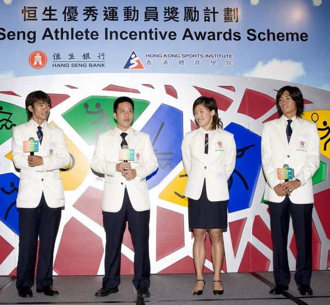 <p>(From left) Cyclist Wong Kam-po, table tennis players Ko Lai-chak, swimmer Tsai Hiu-wai and windsurfer Chan King-yin share with guests their memorable experience at the Beijing Olympic Games during the &quot;Hang Seng Athlete Incentive Awards Scheme&quot; Presentation.</p>
