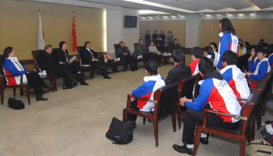 <p>交流团与国家体育总局主要官员会面，了解国内精英体育发展方向。与会官员当中包括副局长段世杰(右四), 科教司司长蒋志学(右三)及外联司副司长宋克勤(右二)。</p>
