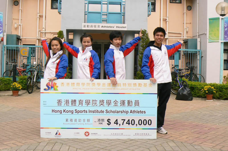 「香港体育学院奖学金运动员特别奖励基金」受惠武术运动员包括(左起)袁家蓥、郑天慧、梁家玮及邓少刚。