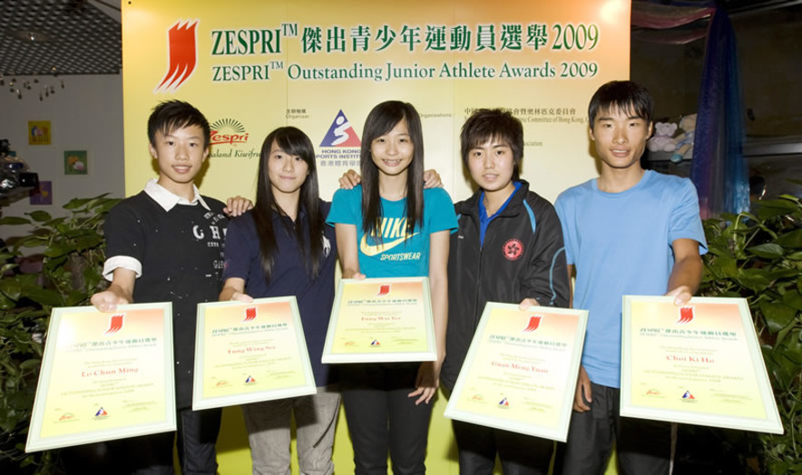 <p>Group photo of the awardees of ZESPRI&trade;&nbsp;Outstanding Junior Athlete Awards, Fung Wai-yee (athletics, middle), Choi Ki-ho (cycling, first from right), Guan Mengyuan (table tennis, second from right), Fung Wing-see (wushu, second from left) and Lo Chun-ming (wushu, first from left).</p>
