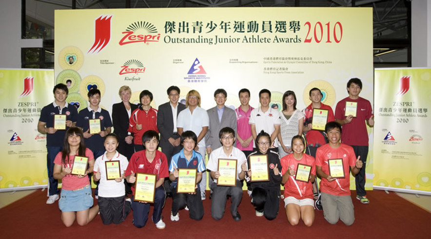 <p>Dr Trisha Leahy (3<sup>rd</sup> from left at back row), Chief Executive of the Hong Kong Sports Institute (HKSI); Tony Yue (6<sup>th</sup> from right at back row), Vice President of the Sports Federation &amp; Olympic Committee of Hong Kong, China; Raymond Chiu (6<sup>th</sup> from left at back row), Vice Chairman of the Hong Kong Sports Press Association; together with special guests badminton player Yip Pui-yin (4<sup>th</sup> from left at back row), table tennis players Ko Lai-chak (4<sup>th</sup> from right at back row) and Li Ching (5<sup>th</sup> from right at back row), and retired fencer Ho Ka-lai (3<sup>rd</sup> from right at back row), took a group photo with winners of the ZESPRI<sup>&reg;</sup> Outstanding Junior Athlete Awards for the 2<sup>nd</sup> quarter of 2010 as well as athletes receiving Certificates of Merit.</p>
