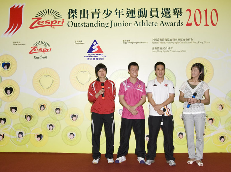 <p>(From left) Badminton player Yip Pui-yin, table tennis players Li Ching and Ko Lai-chak, and retired fencer Ho Ka-lai shared with their successors the experience in competitions and some tips on training.</p>

