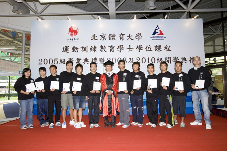 <p>北体大成人教育学院院长马冰教授（中）与一零级新生合照。</p>
