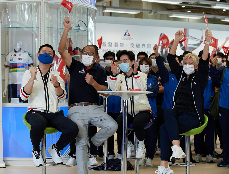 <p>The HKSAR Chief Executive Mrs Carrie Lam GBM GBS, accompanied by Mr Caspar Tsui JP, Secretary for Home Affairs, Dr Lam Tai-fai SBS JP, Chairman of the HKSI and Dr Trisha Leahy SBS BBS, Chief Executive of the HKSI, watched television live broadcast with elite athletes and staff at the HKSI, cheering for cyclist Lee Wai-sze on the Olympic closing day.</p>
