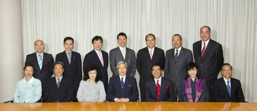 <p><strong>Group photo of new Board of Directors of the HKSI at their first meeting:</strong><br />
<em>(Front, from right)</em> Mr Matthias Li Sing-chung, Ms Winnie Ng, Mr Carlson Tong Ka-shing (Vice-Chairman), Dr Eric Li Ka-cheung (Chairman), Ms Vivien Lau Chiang-chu, Mr Adam Koo, Ms Lisa Yip Sau-wah.<br />
<em>(Back, from right)</em> Dr Julian Chang Wai, Mr Karl Kwok Chi-leung, Dr Hon Lam Tai-fai, Dr James Lam, Mr Lam Cheuk-yum, Mr Thomas Wu, Mr Benjamin Mok Kwan-yu (Alternate Director).</p>
