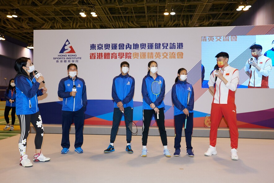 <p>During the interaction of Mainland and Hong Kong elite badminton athletes, Mr Tim He (2<sup>nd</sup> left), Head Badminton Coach of the HKSI, served as the commentator for the mixed doubles’ friendly match.</p>
