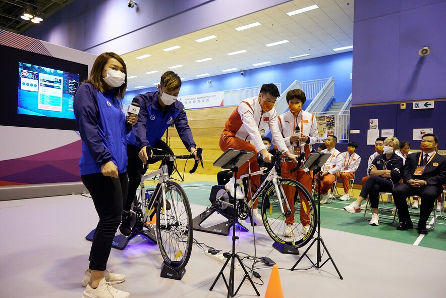 <p>國家單車隊運動員鍾天使（右一）與香港單車運動員李慧詩（左一）以教練身份，分別指導國家羽毛球隊運動員王懿律（右二）及香港空手道運動員李智剛（左二）進行室內單車比賽。</p>
