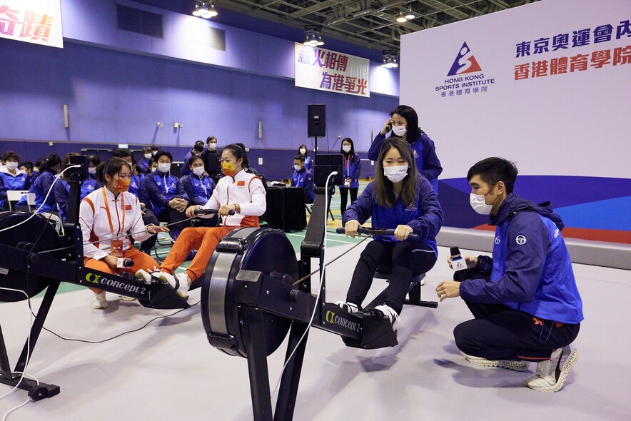 <p>The national athletics team&nbsp;member Liu Shiying (2<sup>nd</sup>&nbsp;left)&nbsp;and Hong Kong table tennis athlete Chau Wing-sze (2<sup>nd</sup>&nbsp;right)&nbsp;conducted the indoor rowing competition for 250 meters under the guidance of the national rowing team athlete Zhang Ling (1<sup>st</sup>&nbsp;left) and Hong Kong rower Chan Chi-fung (1<sup>st</sup>&nbsp;right).</p>
