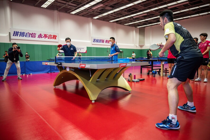 <p>香港特別行政區行政長官李家超先生GBM SBS PDSM PMSM在體院與乒乓球運動員交流，了解運動員的日常訓練。</p>
