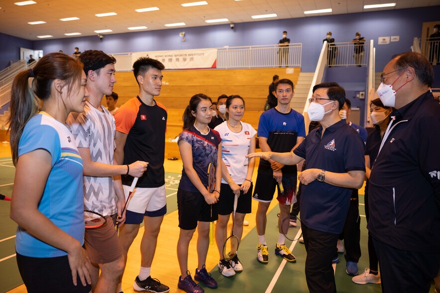 <p>香港特別行政區行政長官李家超先生GBM SBS PDSM PMSM在體院與羽毛球運動員交流，了解運動員的日常訓練。</p>
