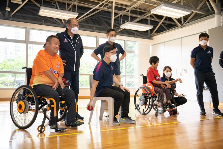 <p>香港特别行政区行政长官李家超先生GBM SBS PDSM PMSM在体院与残疾运动员交流，了解运动员的日常训练。</p>
