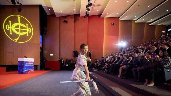 Wushu athletes Lau Chi-lung and Au Yeung Pui-yue demonstrated nangun