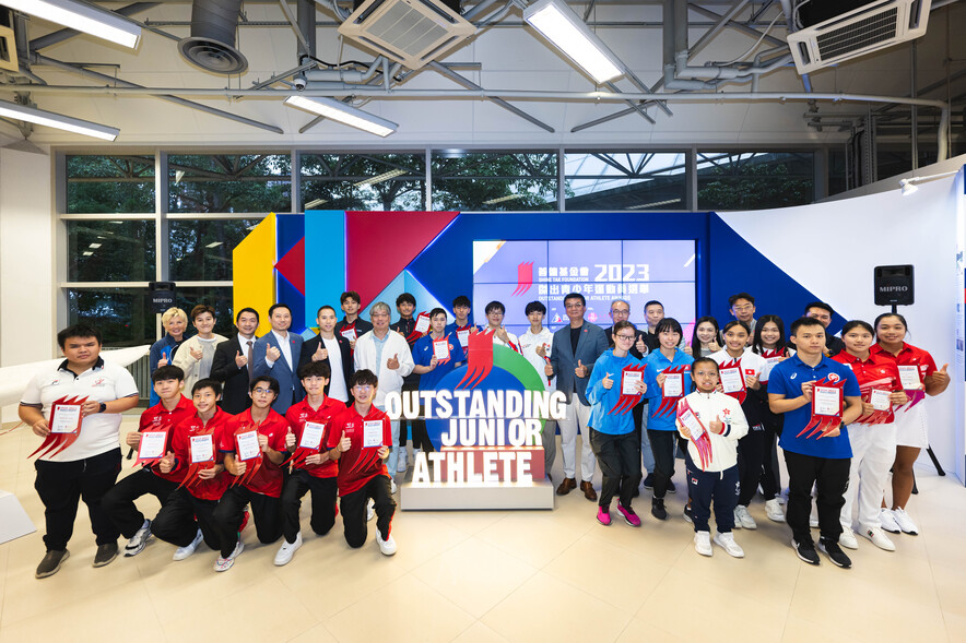 <p>Celebration of the guests with the recipients of the Outstanding Junior Athlete Awards.</p>

