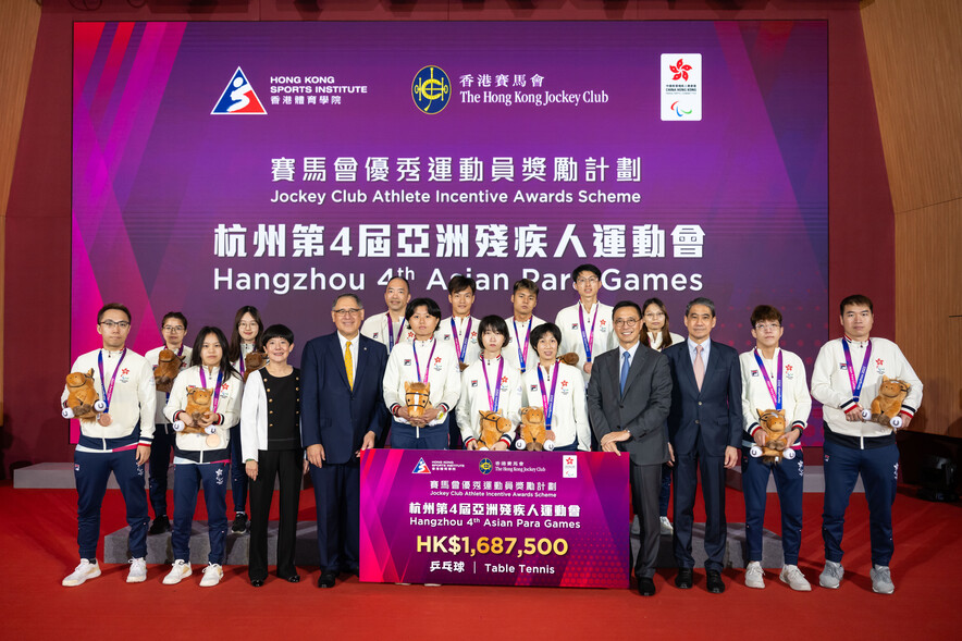 <p>杭州第4届亚洲残疾人运动会奖牌运动员接受祝贺。</p>
