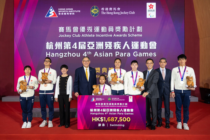 <p>杭州第4届亚洲残疾人运动会奖牌运动员接受祝贺。</p>
