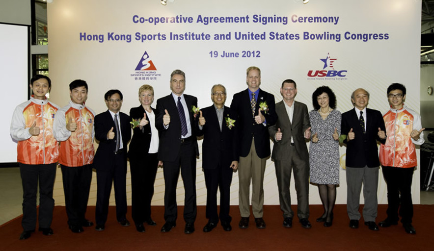 <p>With the Co-operative Agreement between the Hong Kong Sports Institute (HKSI) and the United States Bowling Congress (USBC) officially signed, Tang Kwai-nang, Vice-Chairman of the HKSI (middle), Dr Trisha Leahy, Chief Executive of the HKSI (4<sup>th</sup> from left) and other officiating guests, Jonathan McKinley, Deputy Secretary for Home Affairs (5<sup>th</sup> from left), Neil Stremmel, Managing Director of USBC (5<sup>th</sup> from right), Vivien Lau Chiang-chu, Chairman of Hong Kong Tenpin Bowling Congress (3<sup>rd</sup> from right), and Bill Hoffman, Director of International Development of USBC (4<sup>th</sup> from right), representatives of organisations concerned, as well as Hong Kong tenpin bowling athletes Wu Siu-hong (2<sup>nd</sup> from left), Tseng Tak-hin (1<sup>st</sup> from right) and Yeung Wai-ki (1<sup>st</sup> from left) are all pleased with the co-operation.</p>

