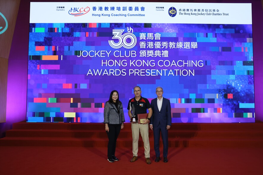 <p>中国香港体育协会暨奥林匹克委员会义务副秘书长莫君逸先生（右） 及 香港体育学院 董事郑丽珊女士（左）颁发最佳队际运动教练奖予七人榄球教练 Paul John（中）。</p>
