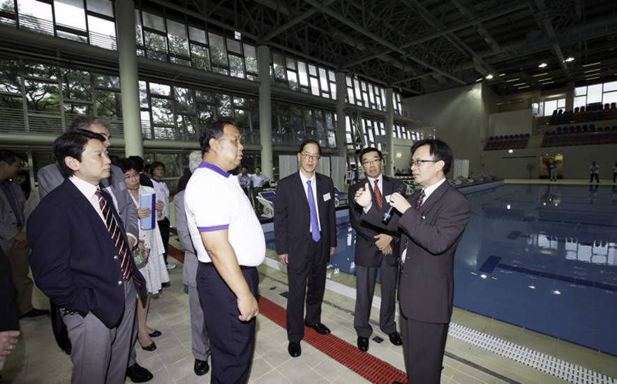 <p>Dr Raymond So (1<sup>st</sup> from right), the HKSI Sports Science &amp; Medicine Coordinator, explains to all guests how the scientific equipment to be installed in the new 52m International Standard Indoor Swimming Pool will help enhance athletes&rsquo; sporting performance.</p>
