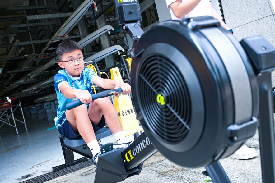 <p>Local students at the HKSI SportX Day get a rare opportunity to see rowing boats used at training and competition, as well as a demonstration by the elite athletes on the process of moving them to the pontoon.</p>
